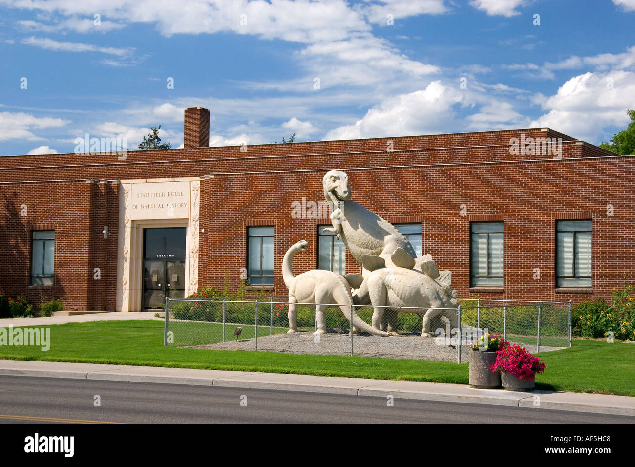 Des statues de dinosaures à l'extérieur de l'Utah Field House of Natural History dans l'Utah Vernal Banque D'Images