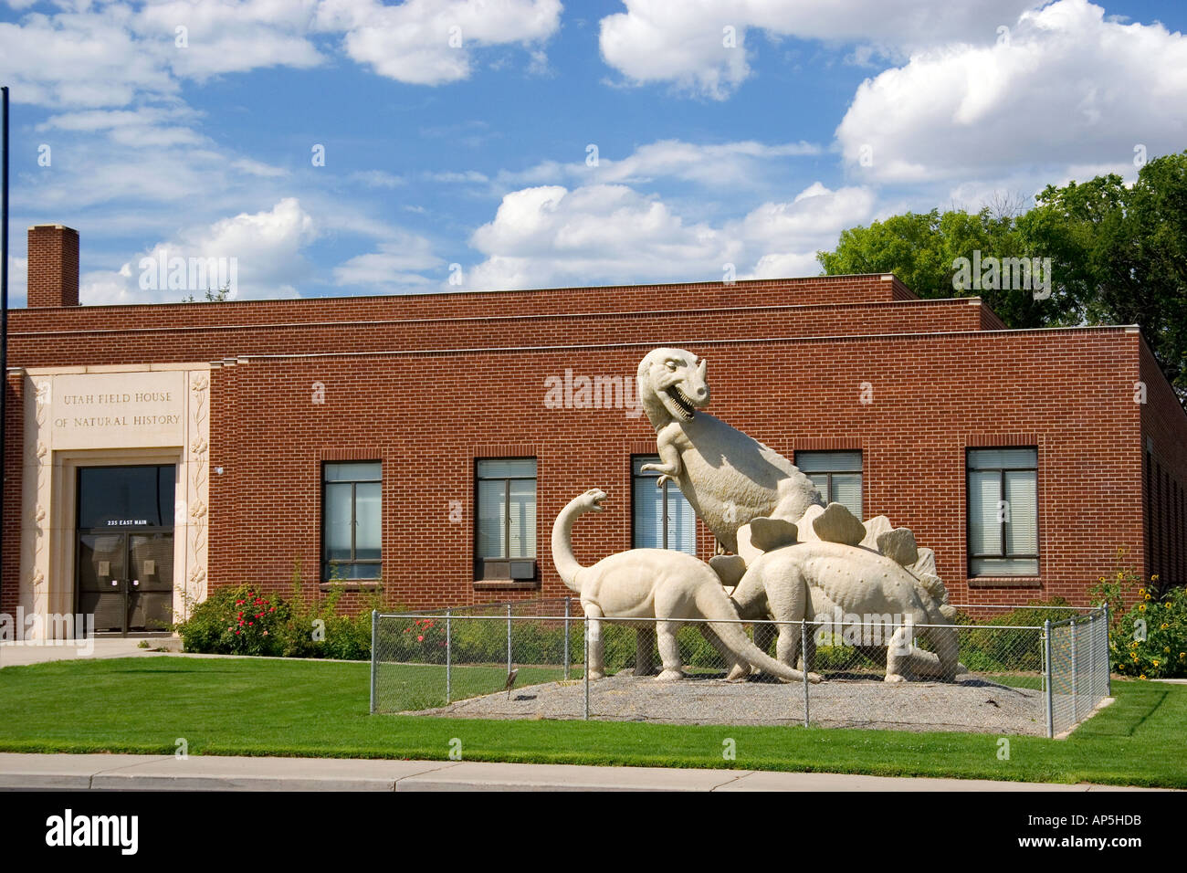 Des statues de dinosaures à l'extérieur de l'Utah Field House of Natural History dans l'Utah Vernal Banque D'Images