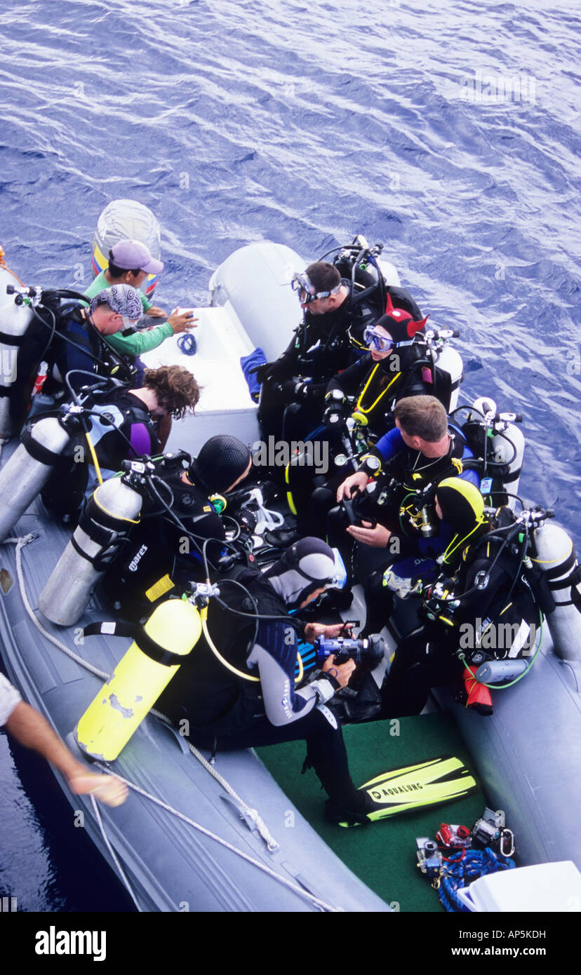 Les plongeurs sur le point de partir la journée, pour l'EPCR par site de plongée. Îles Galápagos Banque D'Images