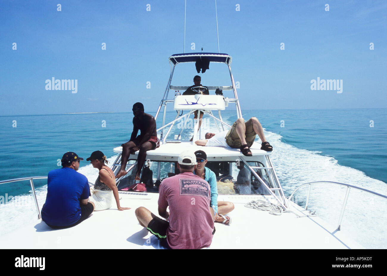 Les plongeurs se détendre, sur leur chemin vers le site de plongée. Bateau de plongée, Live et direct, hors de Provodenciales, îles Turques et Caïques. Banque D'Images