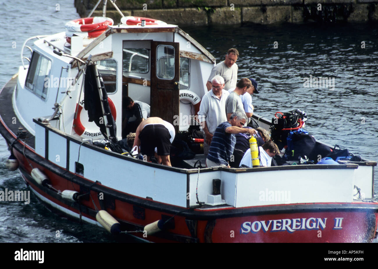 Les plongeurs à bord de bateau de plongée, au départ du port de Seahouses, pour les îles Farne. Bateau de plongée. Banque D'Images