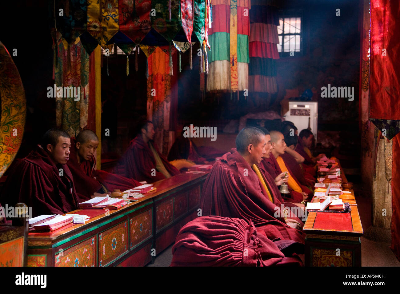 Moines bouddhistes tibétains au Monastère de Samye au Tibet Banque D'Images