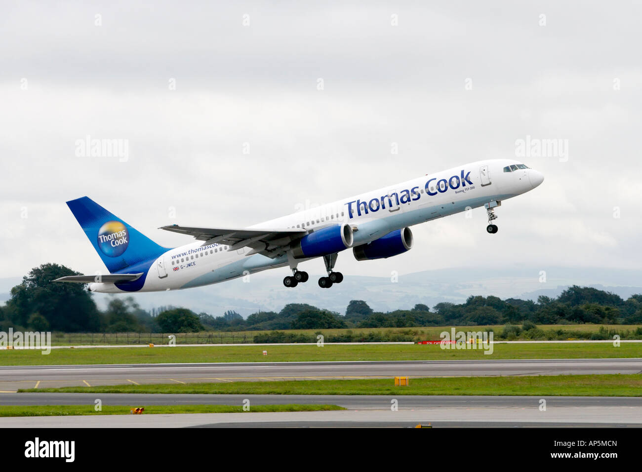 Thomas Cook avions qui décollent de l'aéroport de Manchester Banque D'Images