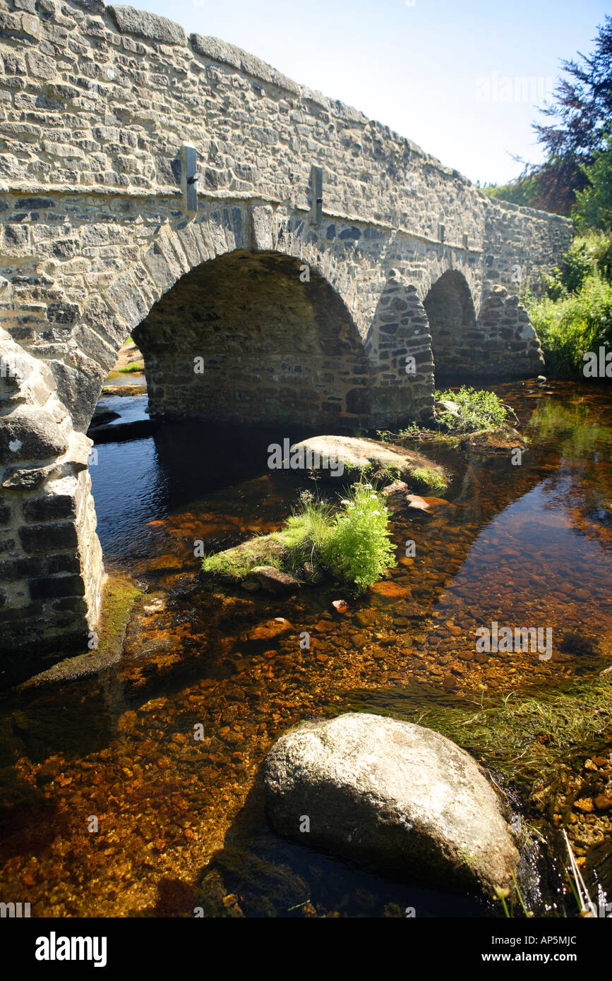 Pont de pierre sur la rivière Dart est le Parc National de Dartmoor Postbridge Devon UK Banque D'Images