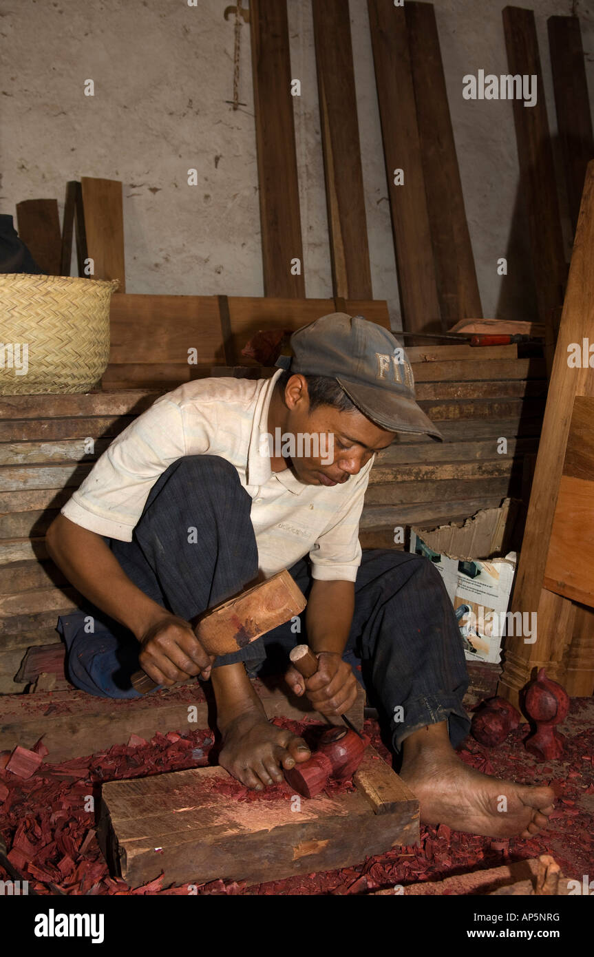 Atelier de sculpture sur bois, Ambositra, Madagascar Banque D'Images