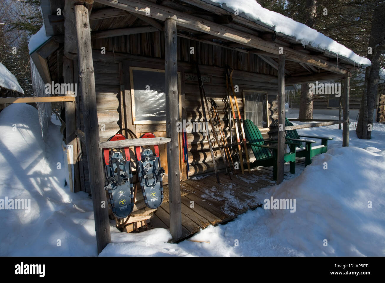 Raquettes sur le porche d'une cabane à l'AMC peu Lyford Étang camps en forêt du nord du Maine. Près de Greenville. Banque D'Images