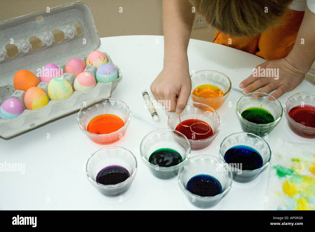 Colorants œufs de Pâques et oeufs de pâques oeufs couleurs enfant vinaigre Banque D'Images