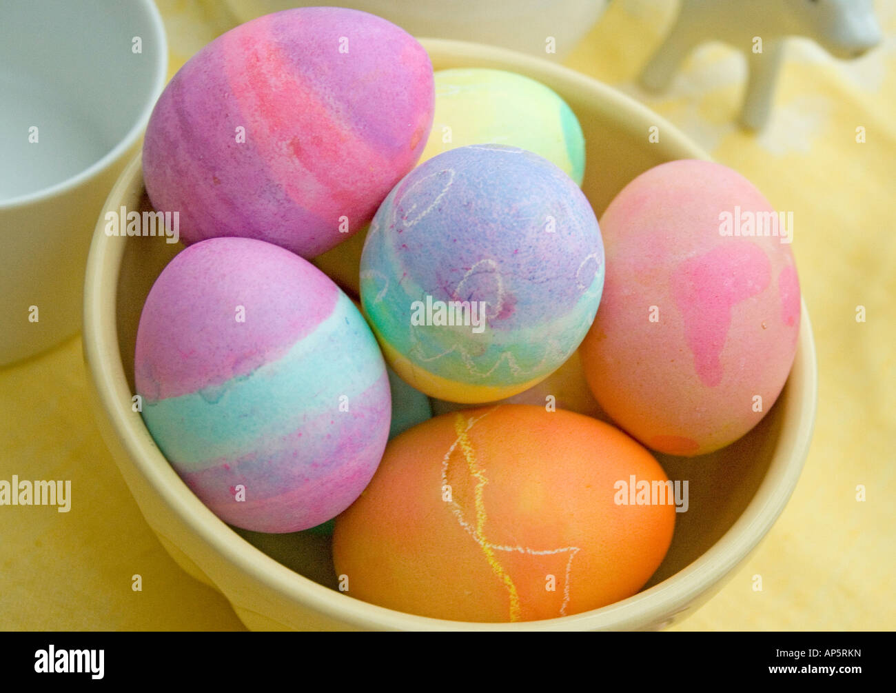 Teintures et œufs de pâques oeufs de pâques en Pâques bol Banque D'Images
