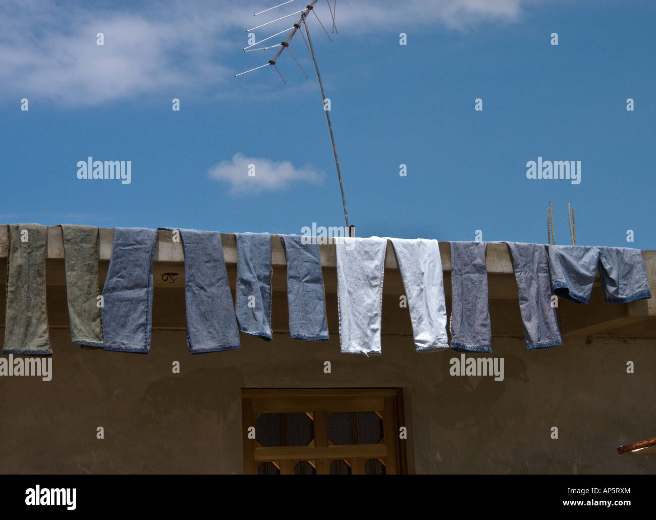 Pantalon du toit d'une maison de pêcheur de sécher Banque D'Images