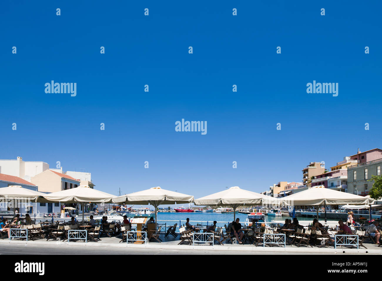 Bar dans le Harbourfront Centre station, Aghios Nikolaos, côte nord-est, la Crète, Grèce Banque D'Images