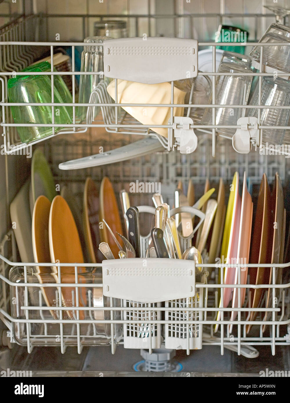 Ouvrir un lave-vaisselle plein de vaisselle propre home Décharger appareil de cuisine Banque D'Images