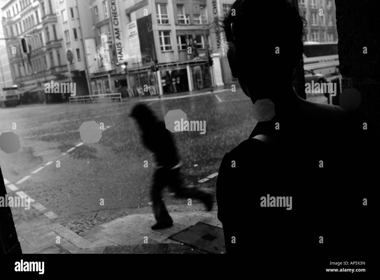 Allemagne Berlin. Man looking out window Banque D'Images