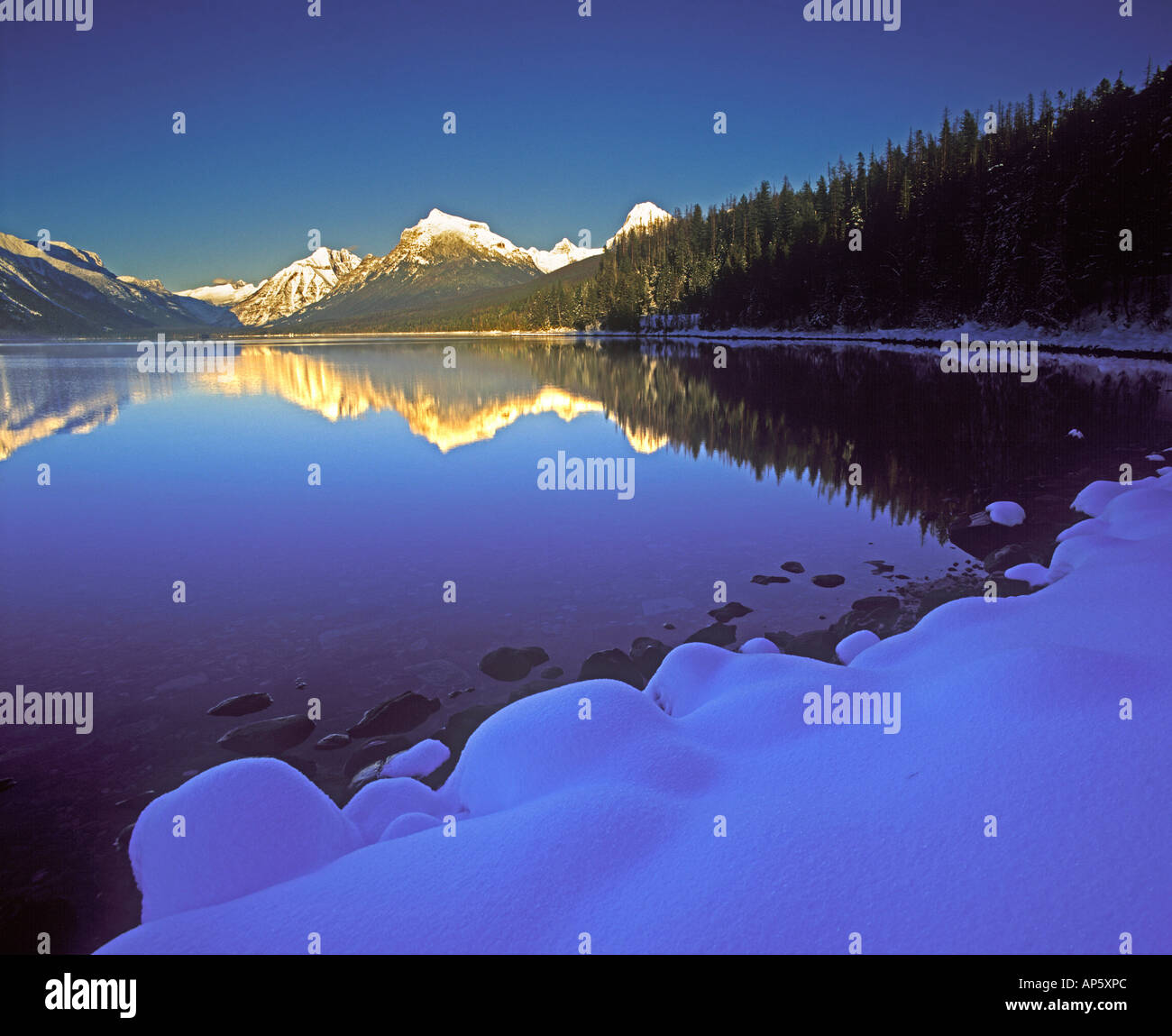 Lake McDonald en hiver au parc national Glacier du Montana Banque D'Images