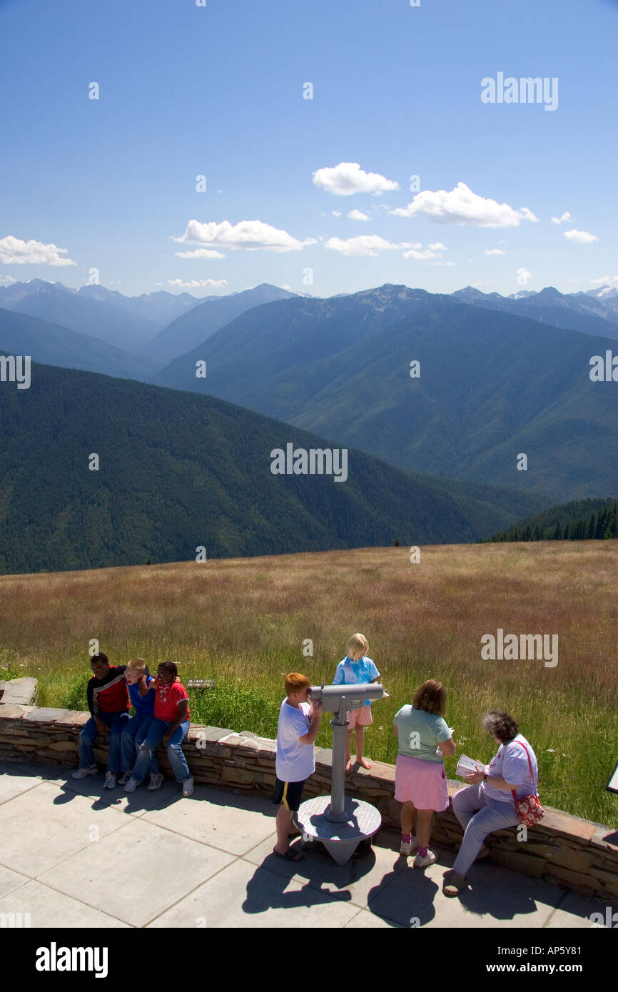 Vue sur les montagnes Olympiques et le Parc National Olympique depuis le patio de l'ouragan au centre pour visiteurs Ridge Washington Banque D'Images Vue sur les montagnes Olympiques et le Parc National Olympique depuis le patio de l'ouragan au centre pour visiteurs Ridge Washington Banque D'Images