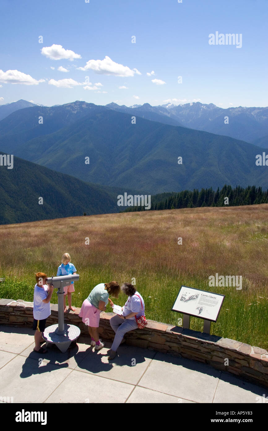 Vue sur les montagnes Olympiques et le Parc National Olympique depuis le patio de l'ouragan au centre pour visiteurs Ridge Washington Banque D'Images Vue sur les montagnes Olympiques et le Parc National Olympique depuis le patio de l'ouragan au centre pour visiteurs Ridge Washington Banque D'Images