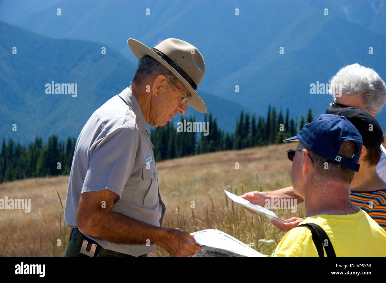 Un garde forestier du parc parle aux visiteurs à l'Olympic National Park Washington Banque D'Images Un garde forestier du parc parle aux visiteurs à l'Olympic National Park Washington Banque D'Images