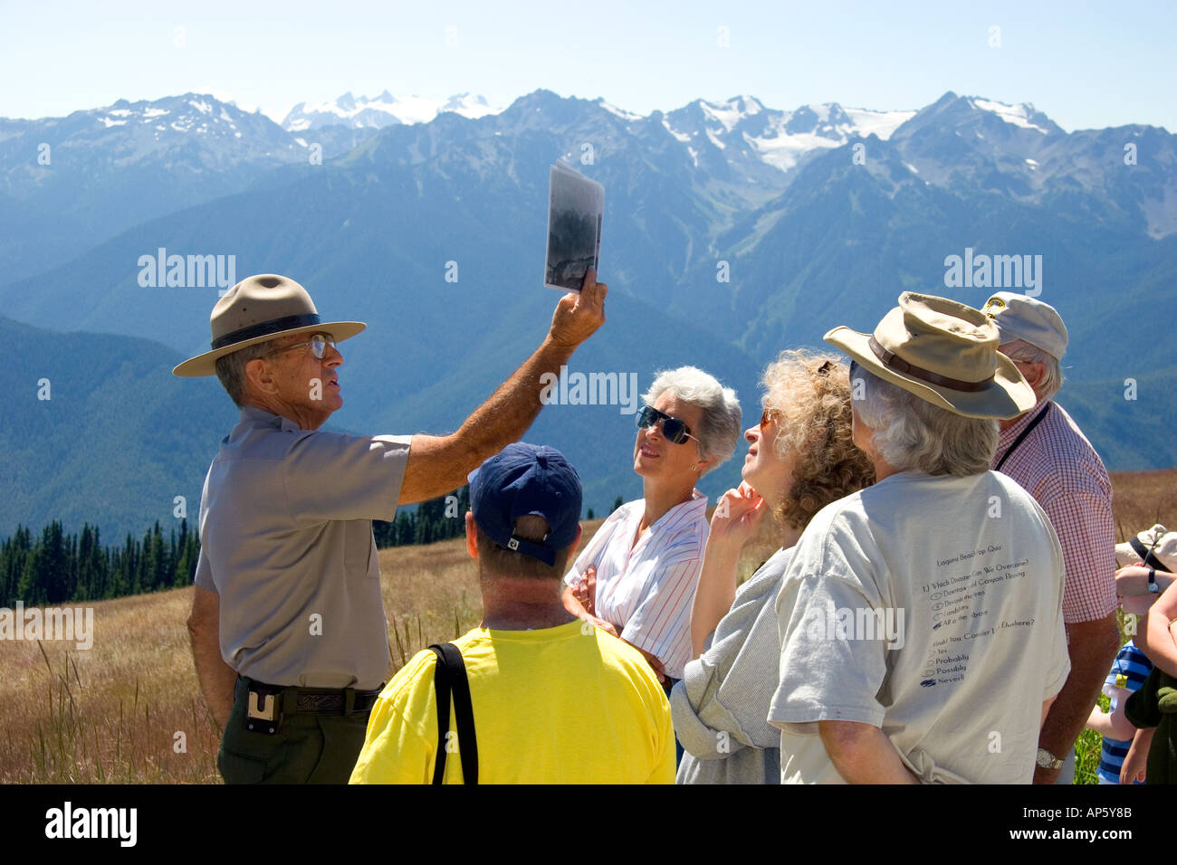 Un garde forestier du parc parle aux visiteurs à l'Olympic National Park Washington Banque D'Images Un garde forestier du parc parle aux visiteurs à l'Olympic National Park Washington Banque D'Images