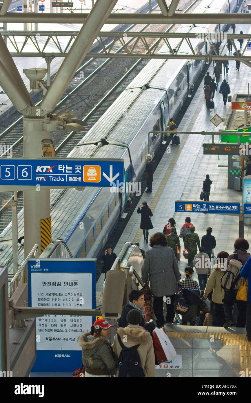 La gare KTX Séoul Séoul Corée du Sud de la plate-forme ferroviaire Banque D'Images