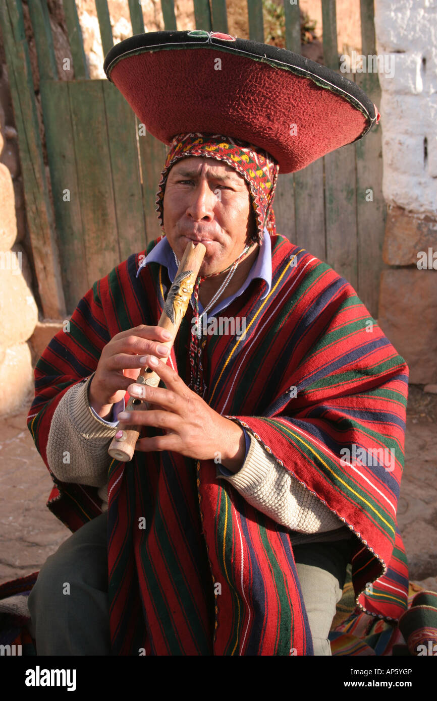 Musicien jouant de la flûte quena ancienne à Cusco, Pérou, portant costume tunique Inca Banque D'Images