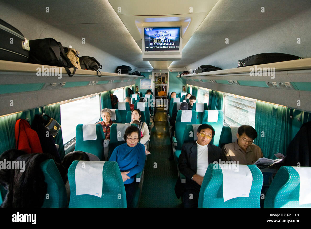 Les passagers à l'intérieur Railroad Train KTX en Corée du Sud Banque D'Images