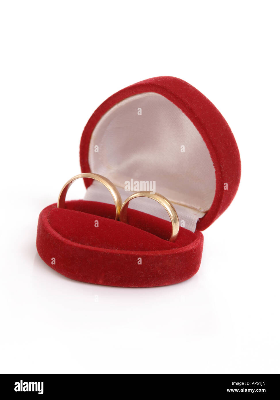 Rouge suède fort avec deux anneaux de mariage d'or sur fond blanc Banque D'Images