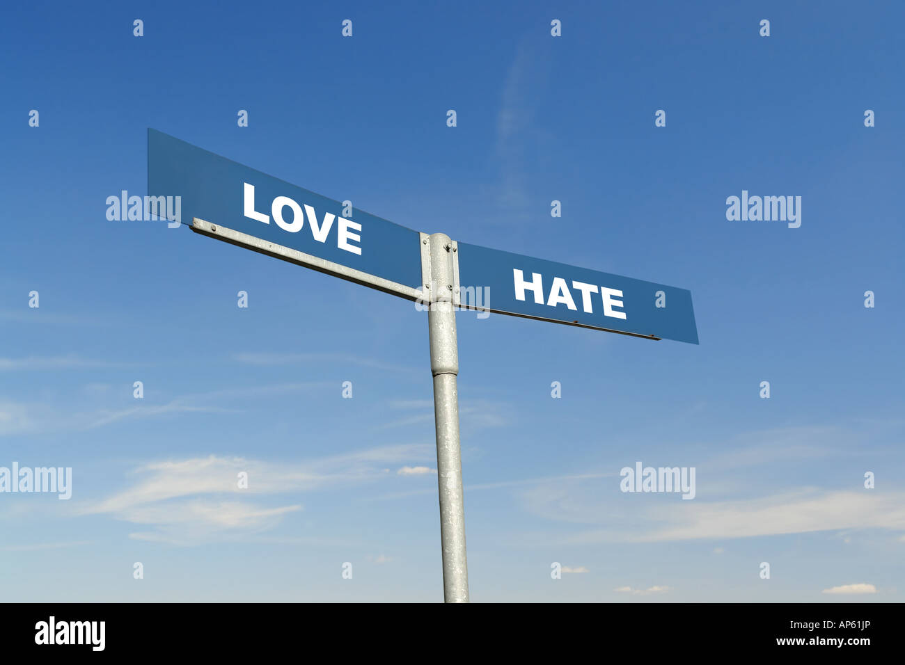 Blue metal deux voies panneau avec amour et haine mots plus de ciel bleu Banque D'Images