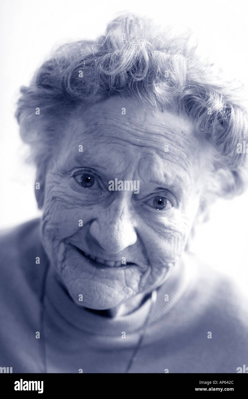 Aelteren Portrait einer Dame Portrait of smiling senior woman Banque D'Images