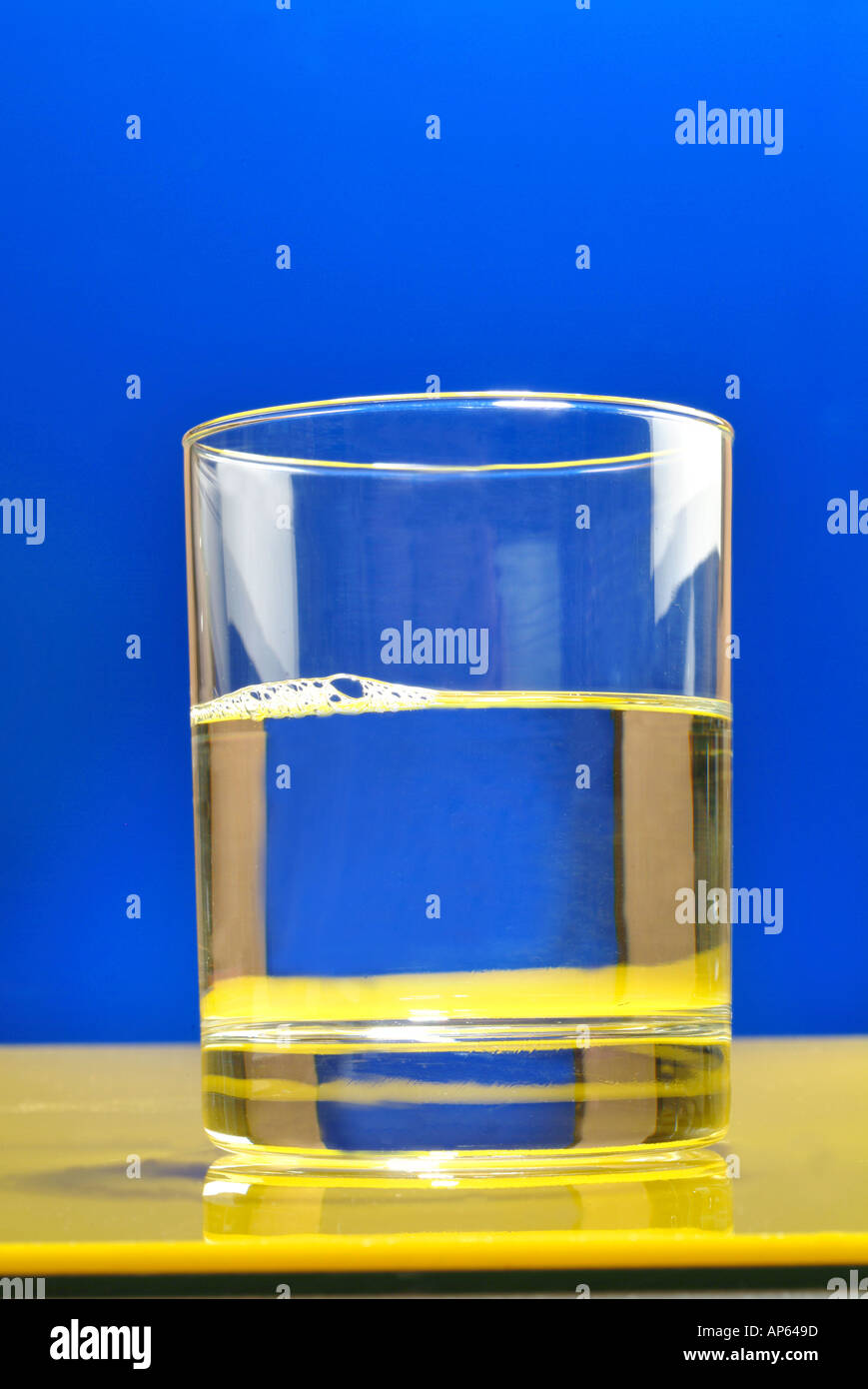 Un verre d'eau à moitié plein Banque D'Images