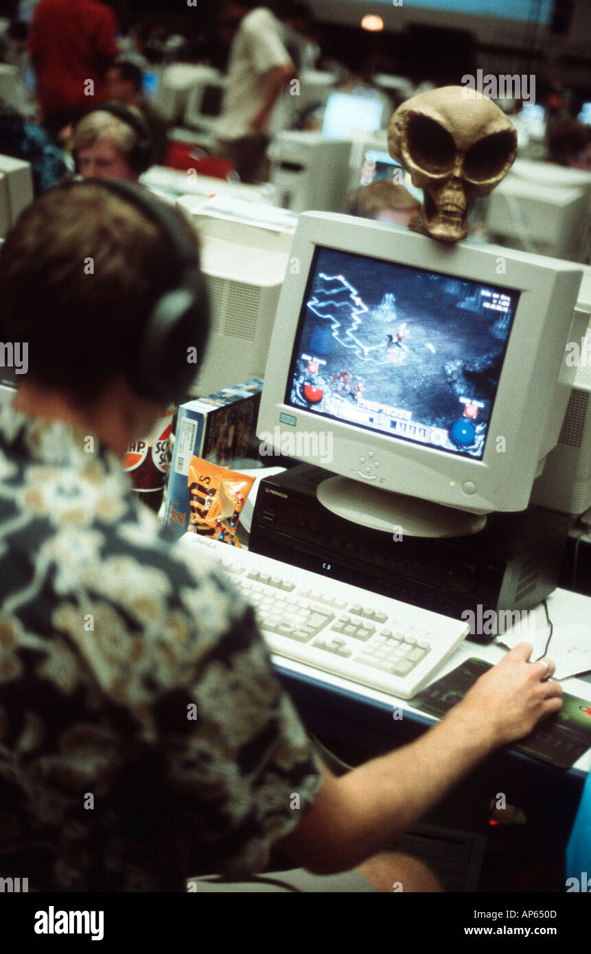 LAN Party boy avec casque jouer jeu Counterstrike Banque D'Images