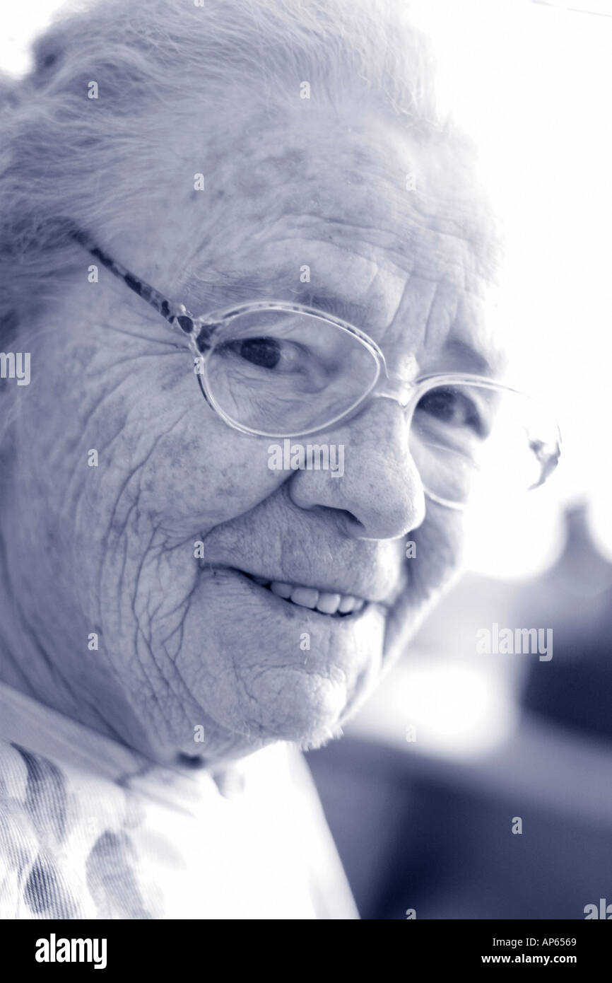 Aelteren Portrait einer Dame Portrait of smiling senior woman Banque D'Images