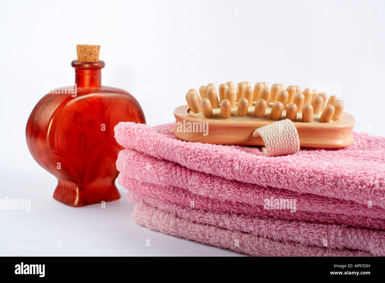 Bouteille de parfum serviettes et brosse en bois sur fond blanc Banque D'Images