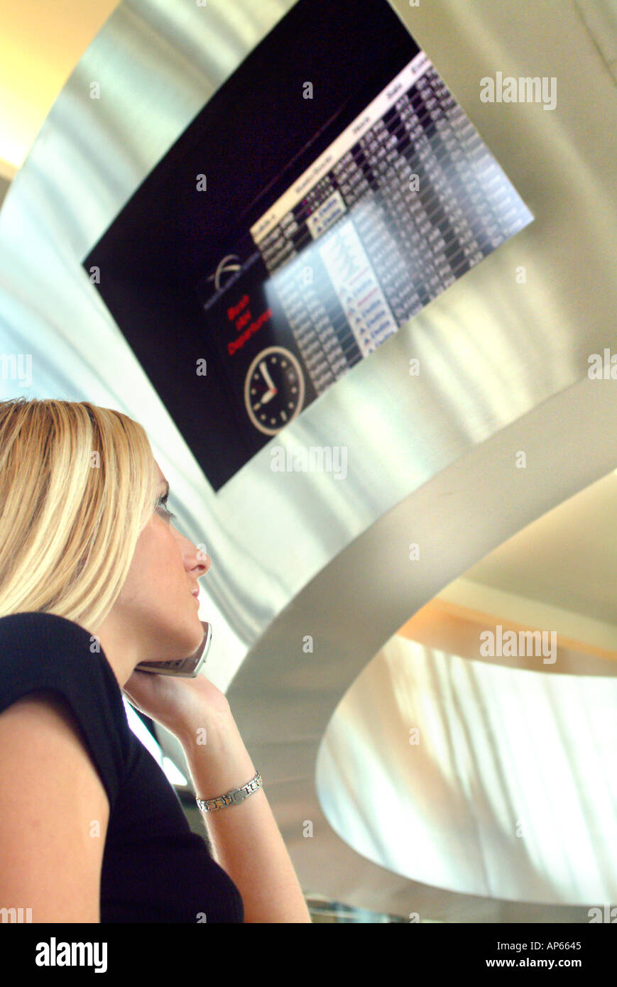 Jeune femme businesswoman talking on cell phone at airport Banque D'Images