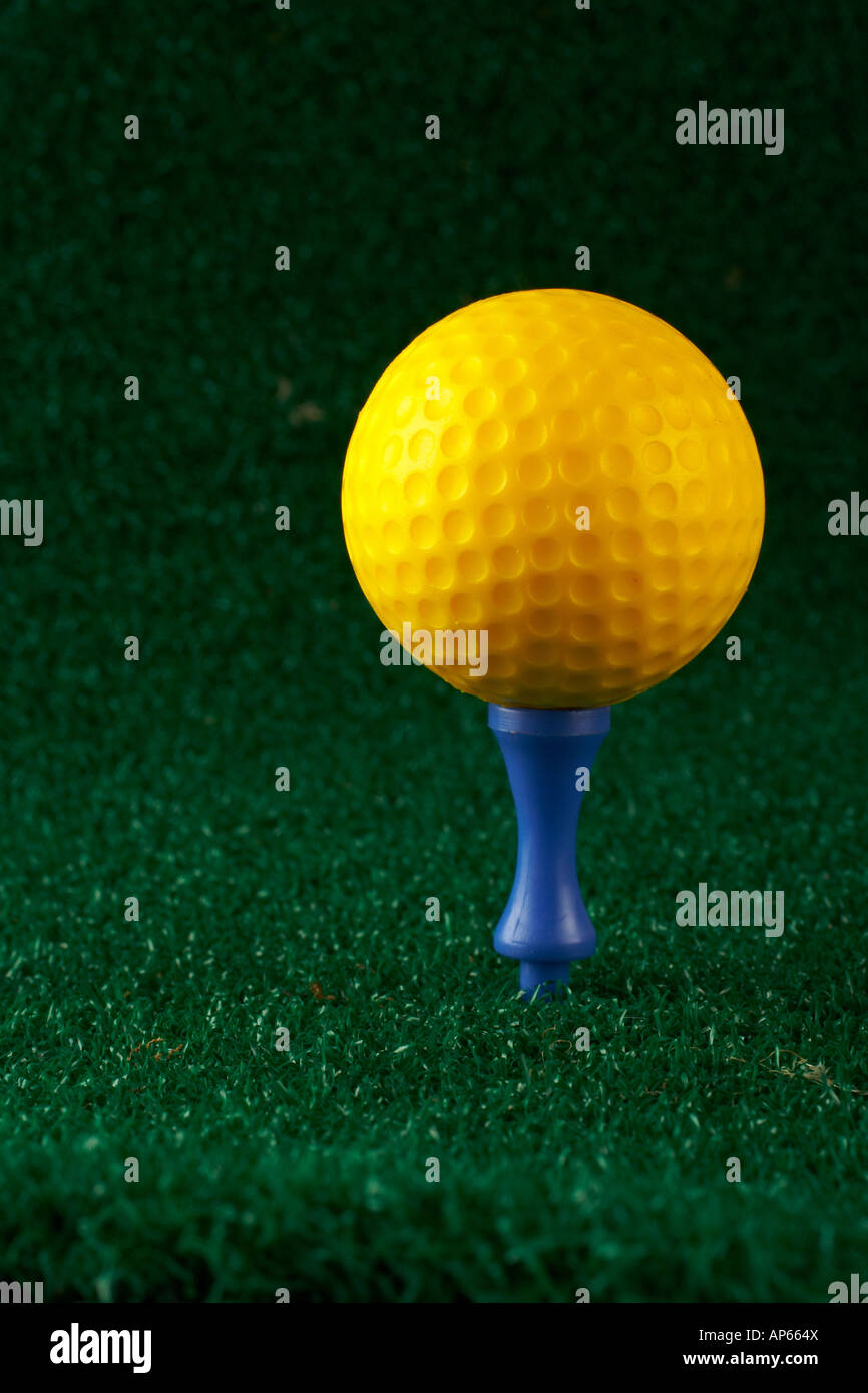 And golfball jaune et bleu sur fond d'herbe en t Banque D'Images