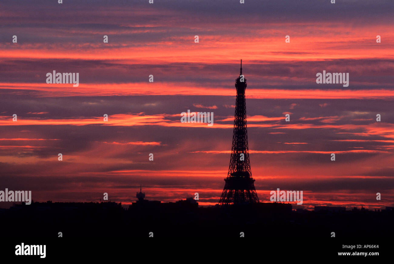 Paris, Tour Eiffel à bloody red sunrise Banque D'Images