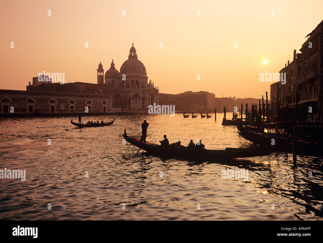 Gondoles sur le Grand Canal, Venise, Italie. Banque D'Images