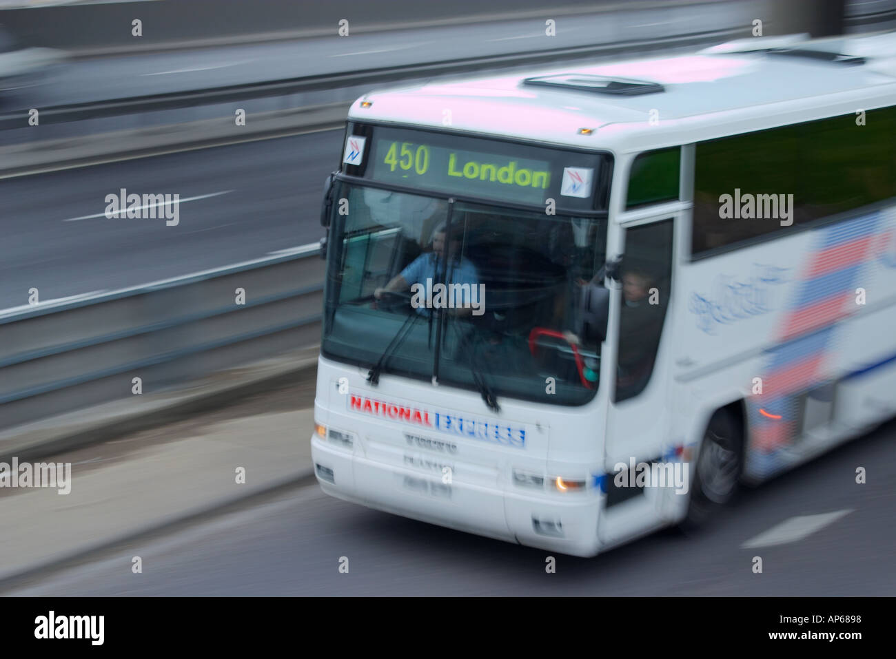 Blur de National Express Coach bus passager destination Londres Angleterre Royaume-uni Grande-Bretagne Banque D'Images