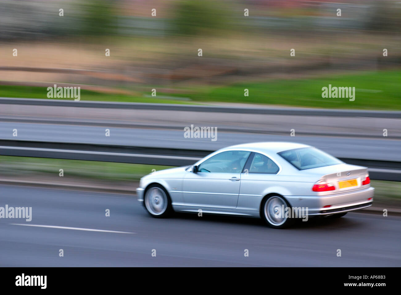 Jour Coupé BMW de Série 3 automobile voiture vitesse fast motion blur sur autoroute autoroute Angleterre Royaume-Uni Grande-Bretagne Banque D'Images