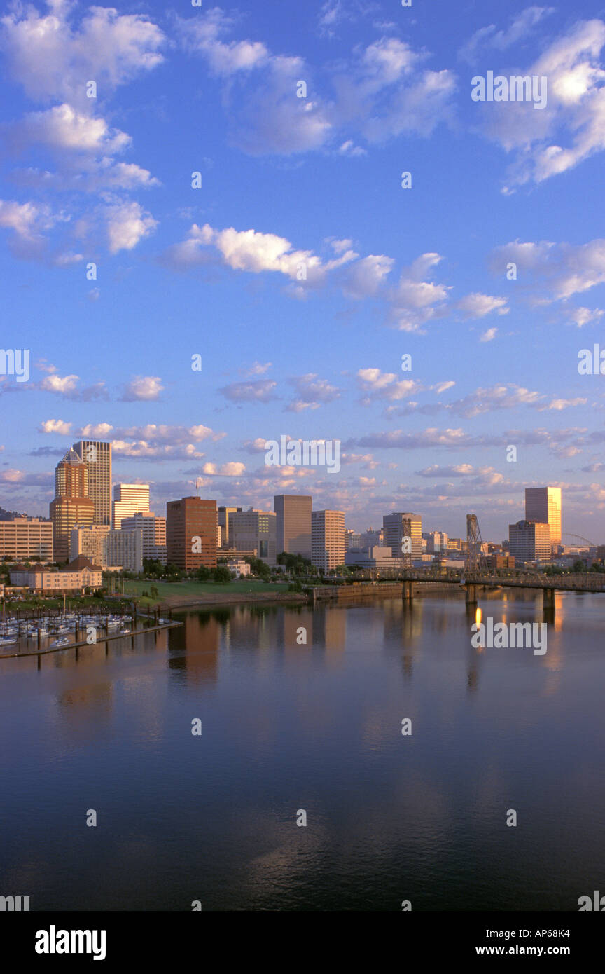 Une journée ensoleillée sur la rivière Willamette, à Portland, Oregon. Banque D'Images