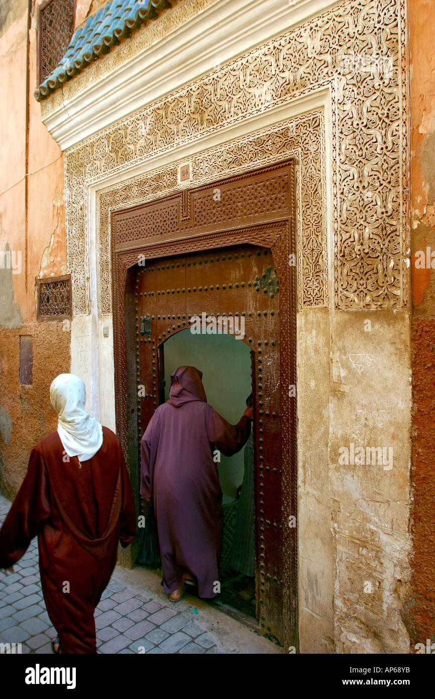 Maroc médina de Marrakech l'entrée des femmes en plâtre sculpté porte Banque D'Images