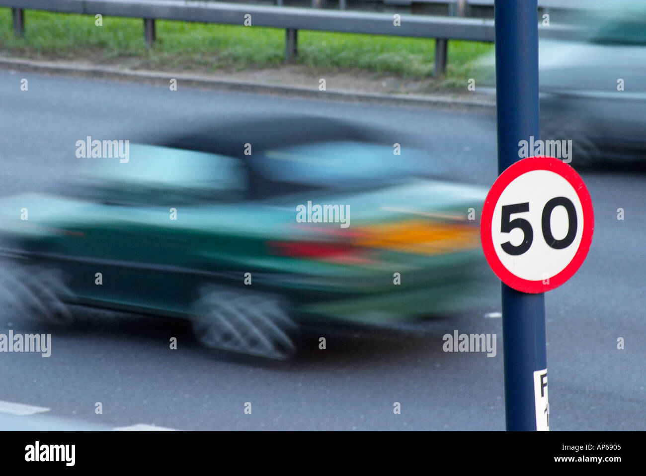 Mph vitesse limite sur autoroute autoroute route signe à Londres Angleterre Grande-bretagne Royaume-Uni Royaume-Uni Banque D'Images