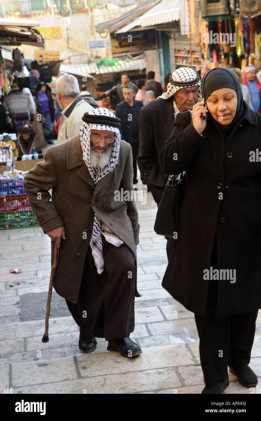 Les hommes arabes&femmes portent des vêtements traditionnels dans le marché étroit de descendre à partir de la porte de Damas dans la vieille ville de Jérusalem. Banque D'Images