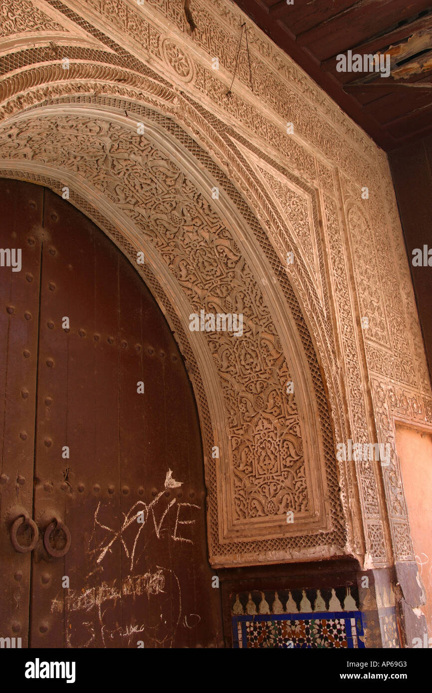 Maroc médina de plâtre sculpté avec passage de porte à la craie graffitti Banque D'Images