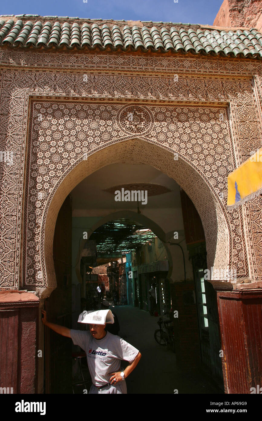 Maroc médina de Marrakech homme en plâtre sculpté à l'abri de passage de porte du soleil sous Journal Banque D'Images