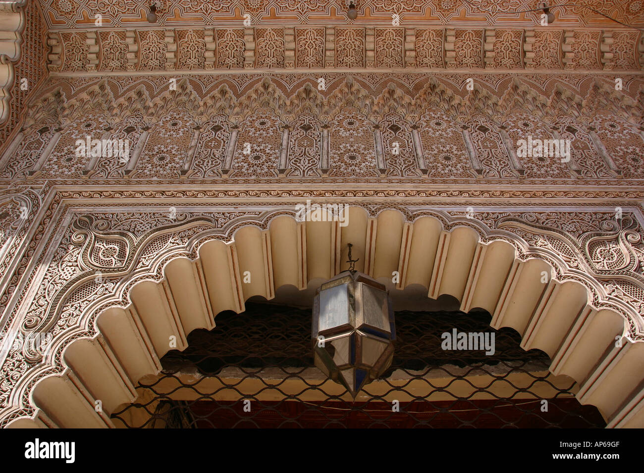 Maroc médina de plâtre sculpté de passage de porte Banque D'Images