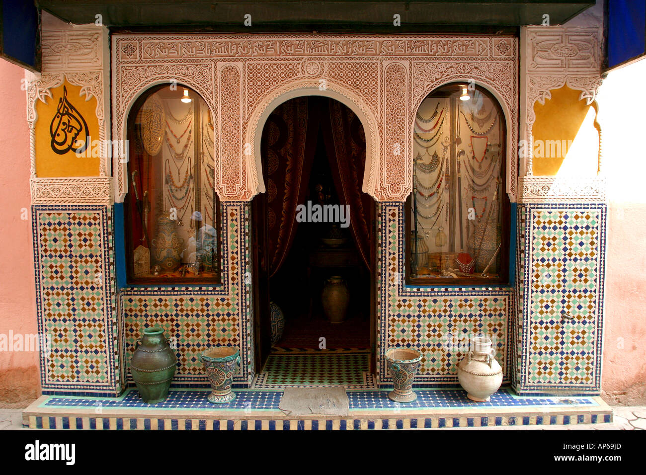 Maroc médina de Marrakech porte décorative de arch Boutique bijoux Banque D'Images