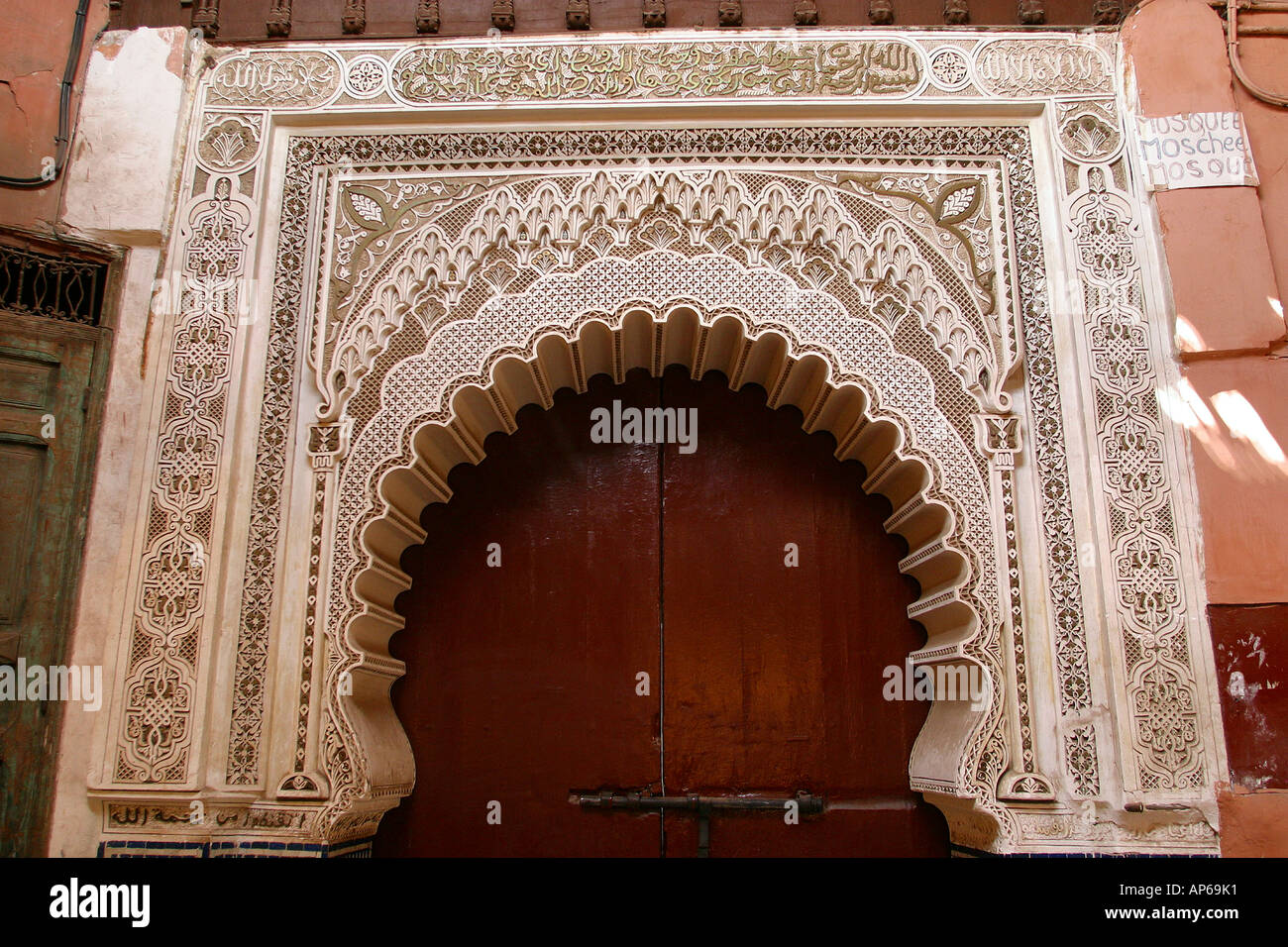 Maroc médina de Marrakech la mosquée de passage de porte décorative Banque D'Images