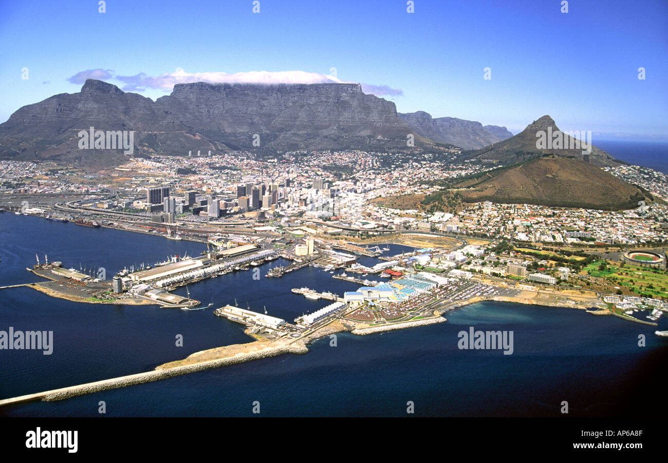 La ville de Cape Town et Table Mountain vu de l'air. Cette image était précédemment disponible comme une image73840. Banque D'Images