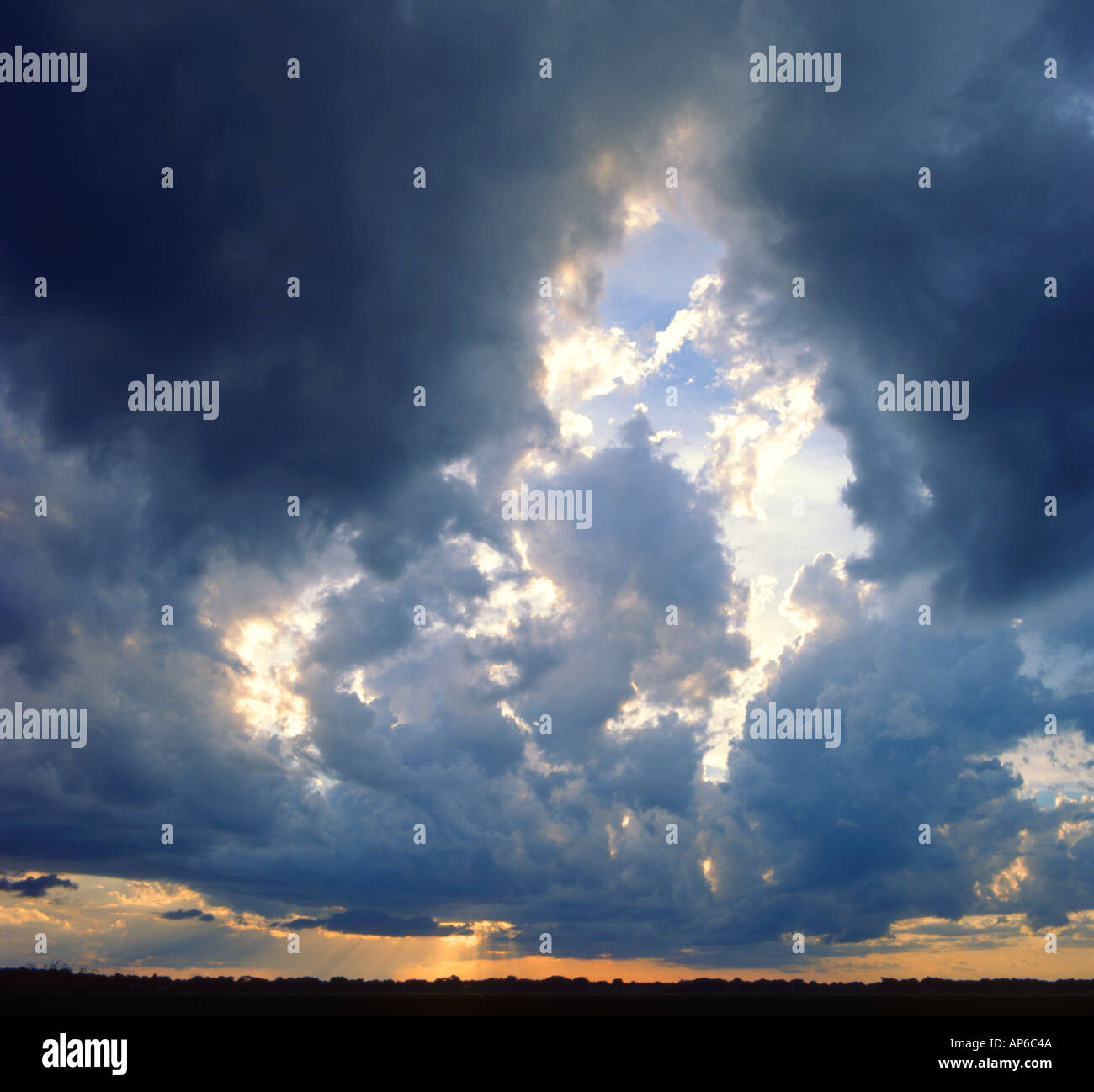 Grade 1 : nuages au coucher du soleil Banque D'Images