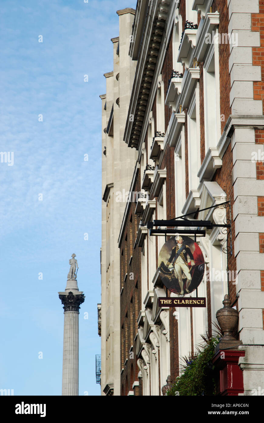 Avis de Whitehall montrant la Clarence enseigne de pub en premier plan avec la Colonne Nelson de la distance Londres, Angleterre, 2007 Banque D'Images