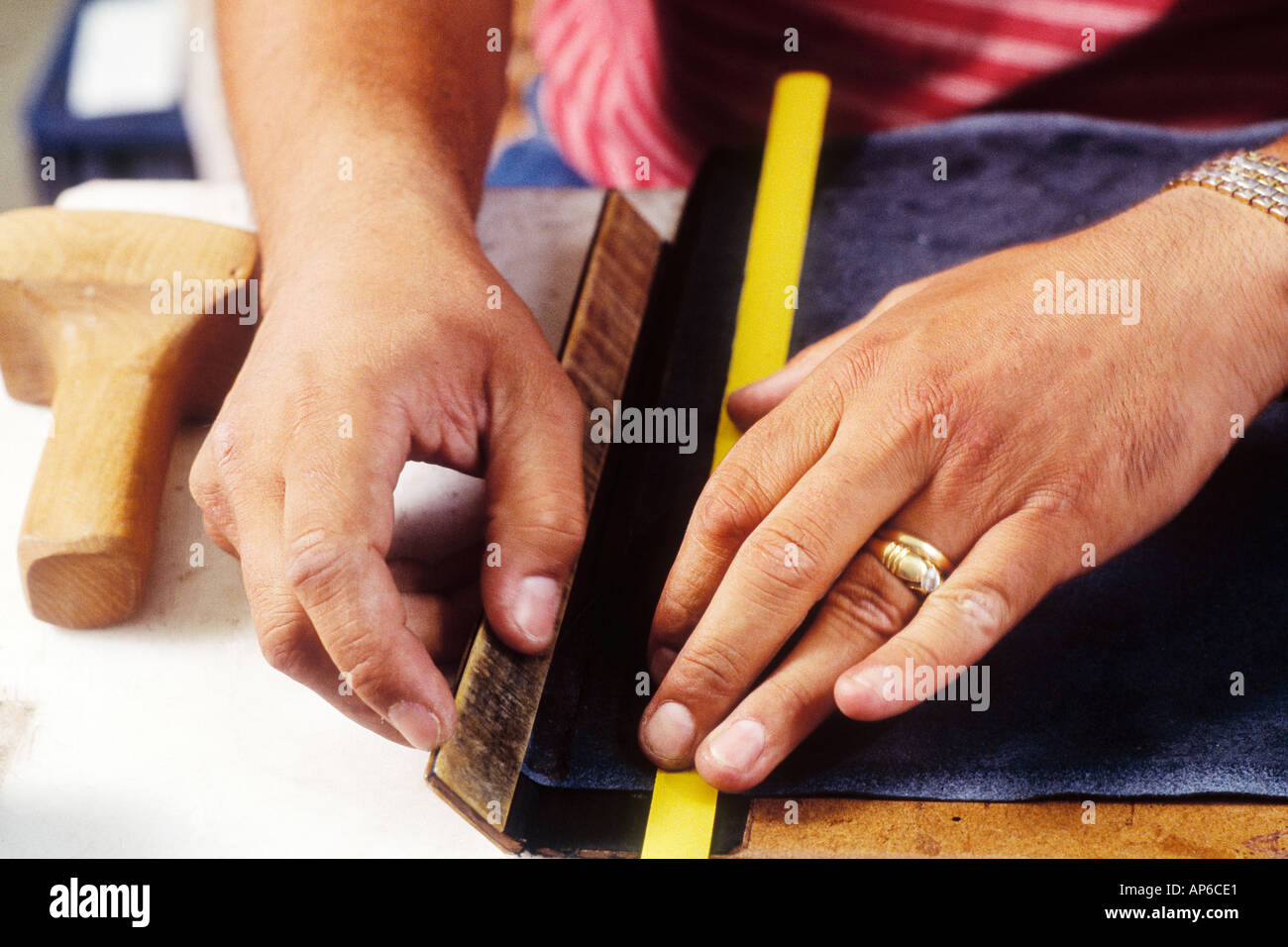 Atelier d'artisanat du cuir à Ubrique, Cadix. Andalousie Espagne. Europe Banque D'Images